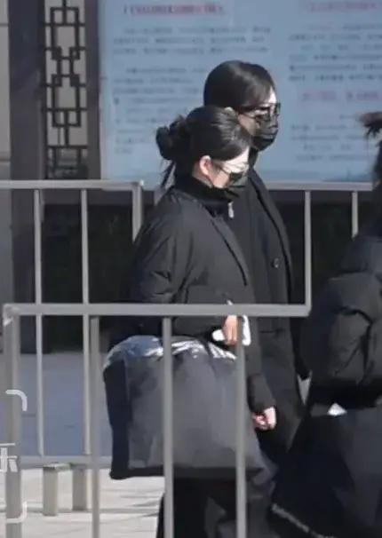 唐嫣穿黑色大衣出席公公的葬礼，罗晋和她互动正常，傅程鹏来帮忙