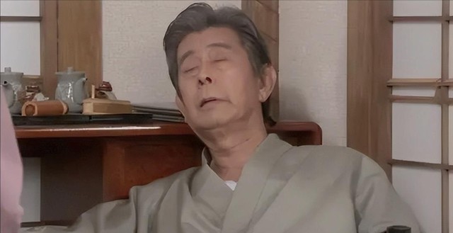 陪伴妻子40多年，83岁弥留之际另娶她人，随后欣慰的离开人世