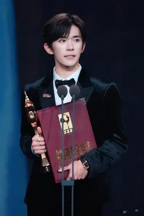 内娱畸形审美？迪丽热巴僵硬畏缩，成毅黑老土，千玺丑到认不出