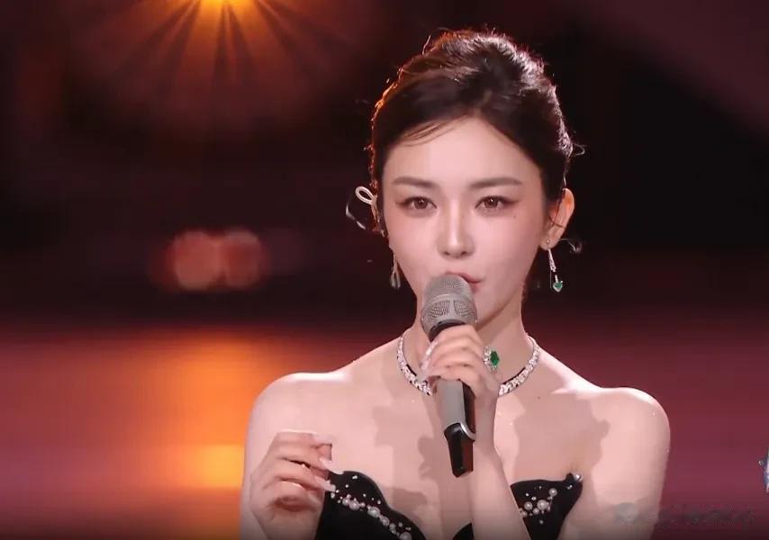 明星跨年夜造型太拉跨：戚薇好像鸡毛掸子，关晓彤又穿错裙子