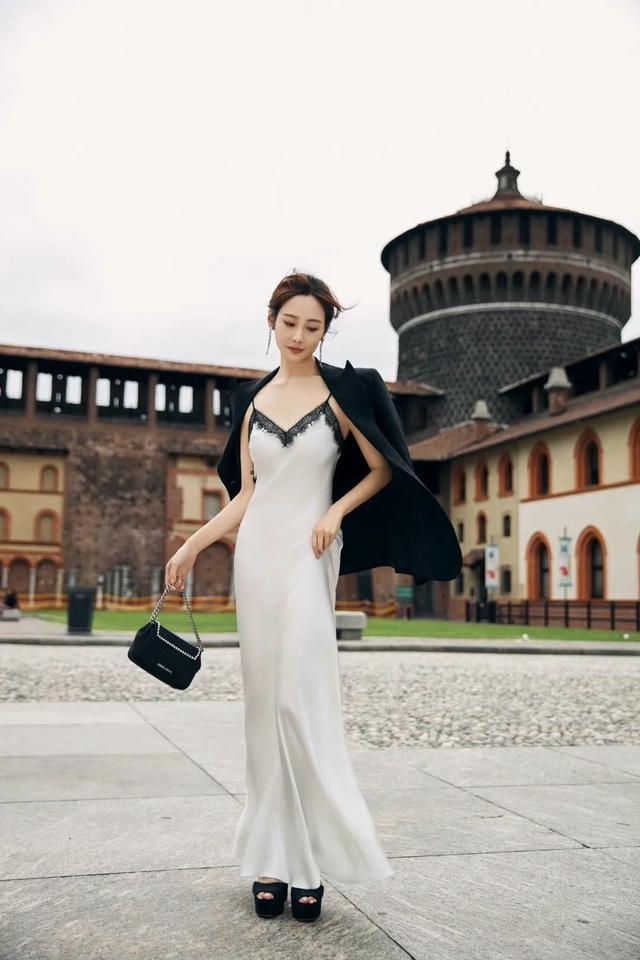 李纯白色连衣裙,清新脱俗的美