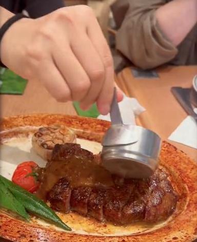 49岁蒋勤勤戴老花镜在武汉大快朵颐，一边吃肉一边减肥？