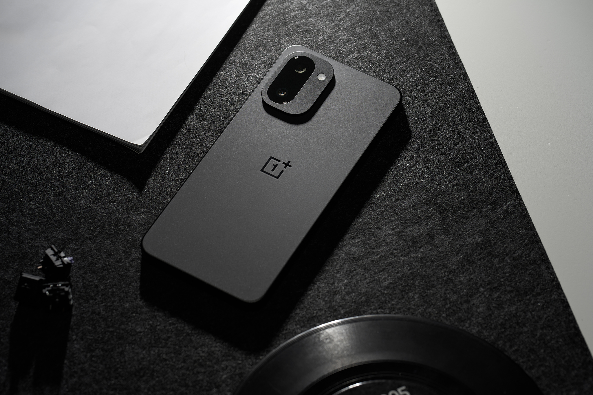 「鮮Phone畫報」一加 Ace 6T閃速黑：簡約實力派