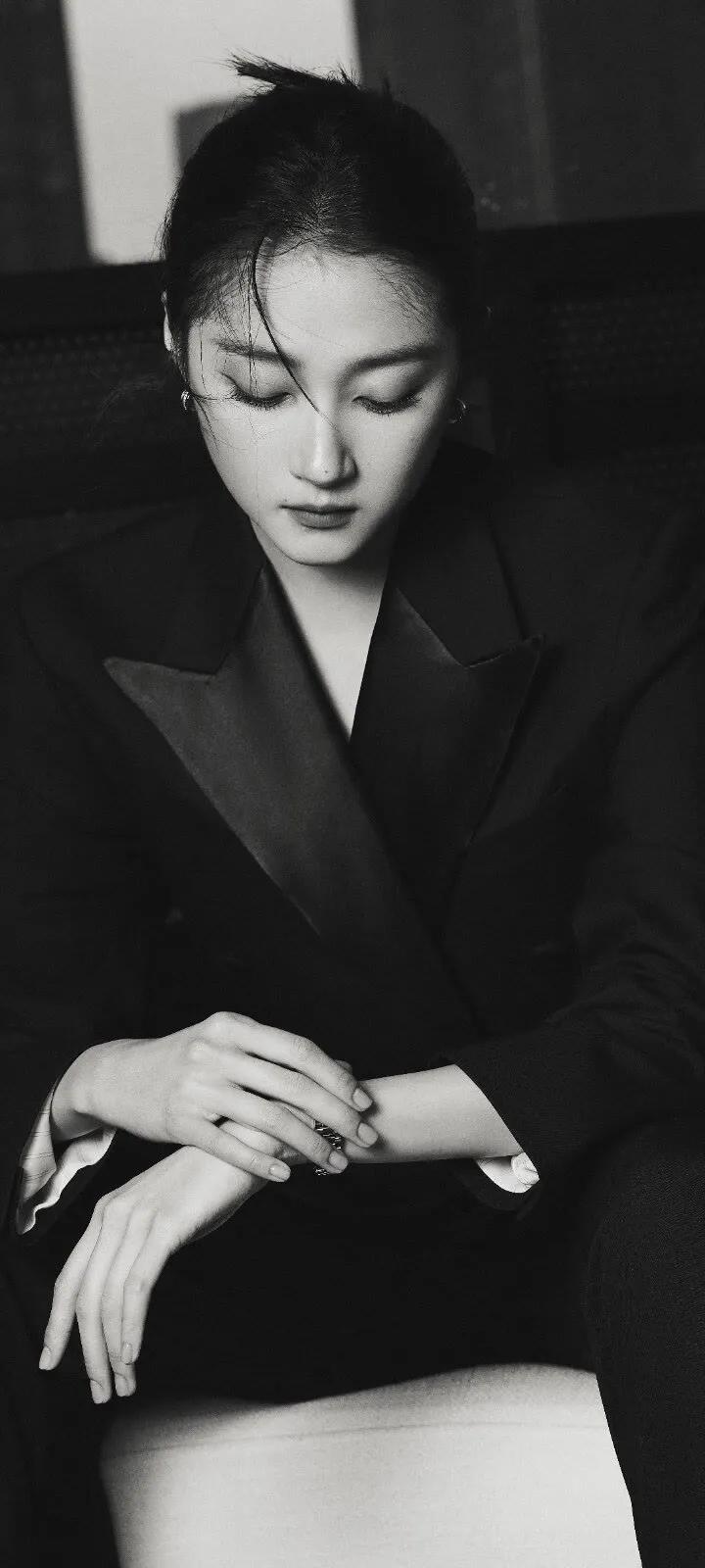 关晓彤颜值不算出众，但大长腿实力抢眼