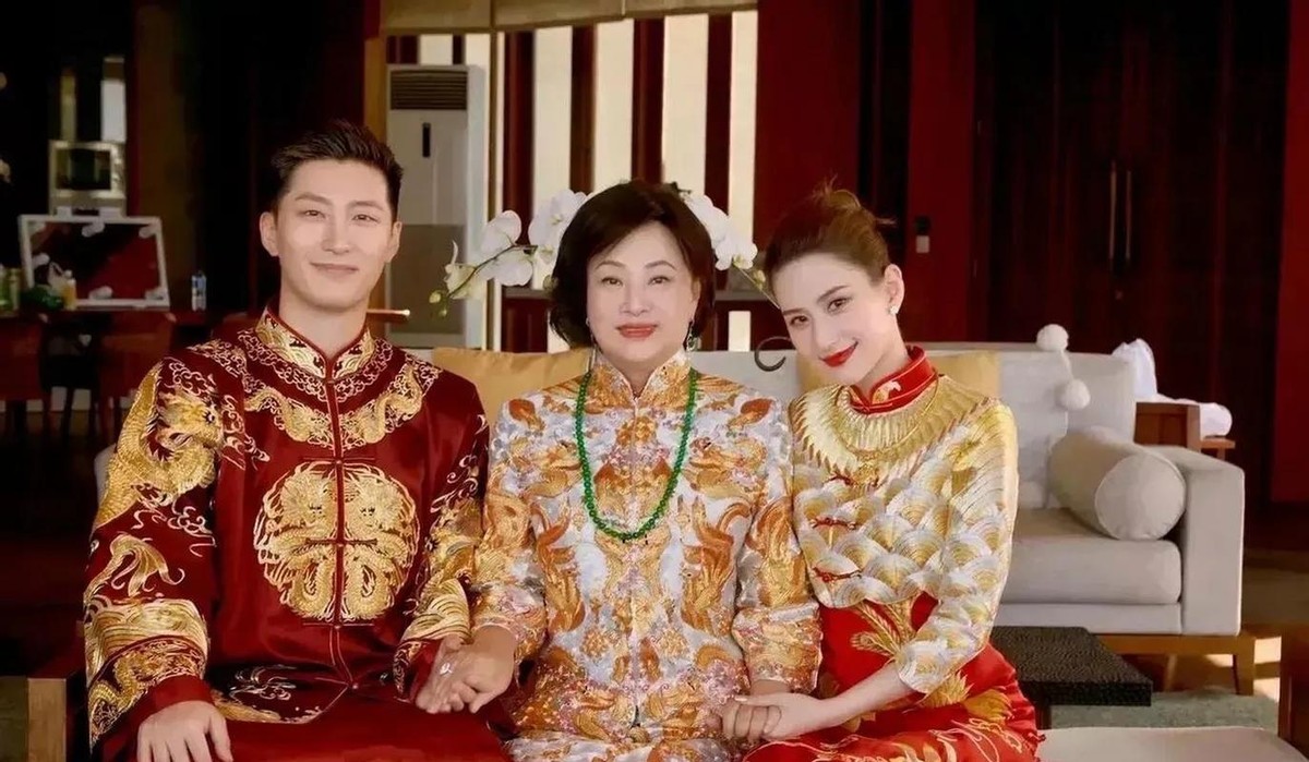 何超莲现身沈阳，人气很高，五官精致脸很小，不接受采访不提窦晓