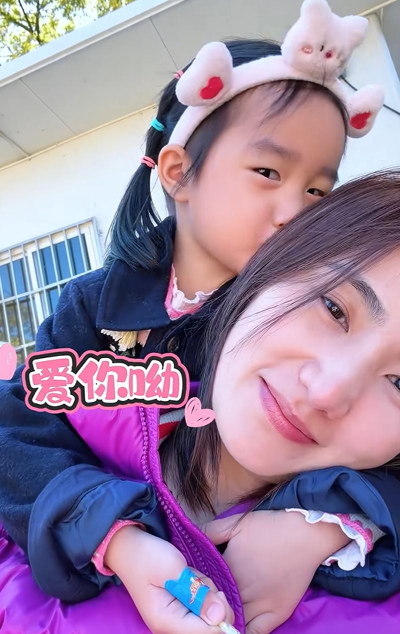 李亚鹏大年初八请前岳母吃米线，3岁女儿开心，海哈金喜明媚漂亮
