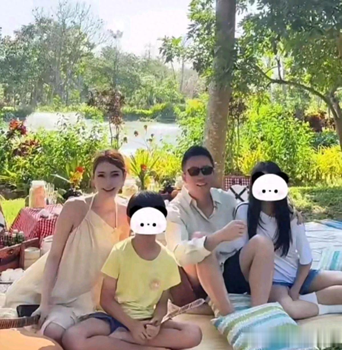 马筱梅被小玥玥姐弟接纳，就差改口喊妈了，S妈晒大S未公开生活照