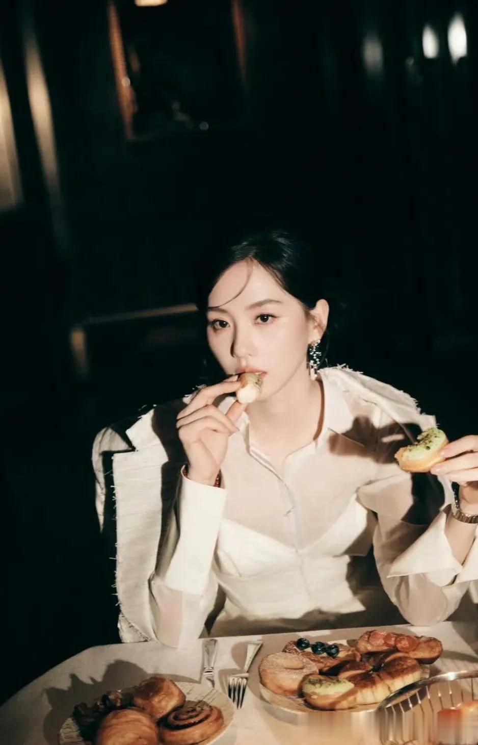 刘诗诗:米白西装纯粹优雅,你想和她共进晚餐么?