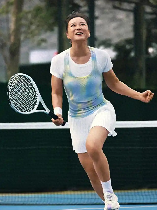 43岁贾玲晒近照，与汪顺打网球回应“复胖”，徐峥的话应验了