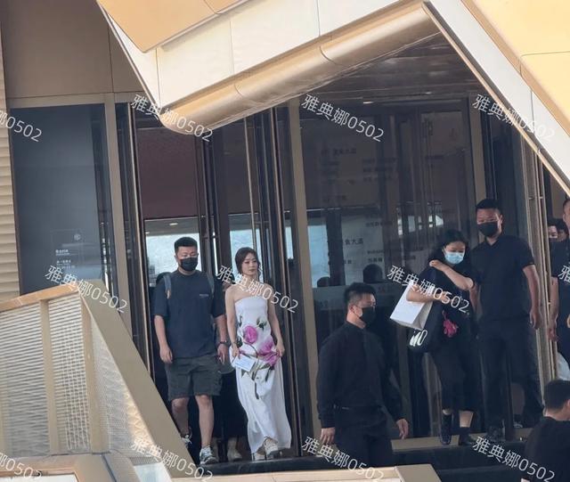 赵丽颖踩恨天高现身成都,即便礼服被指像裹了条床单颜值也撑住了