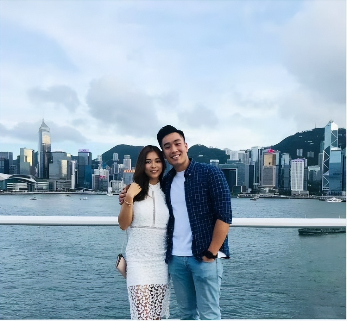 TVB话题小花穿超短裙摆性感姿势，被指故意擦边，前男友跳楼轻生