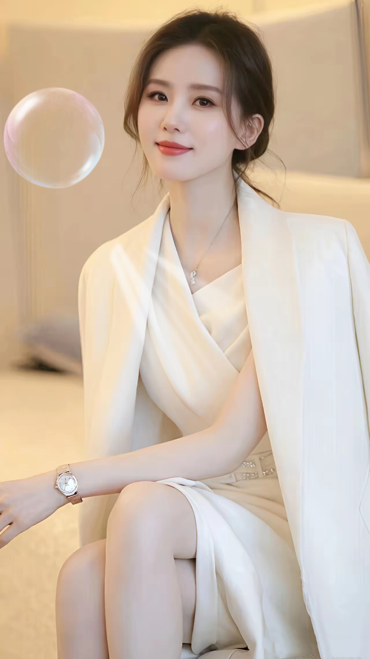 刘诗诗浅笑嫣然,光影间尽显温婉,美得令人心醉神迷。