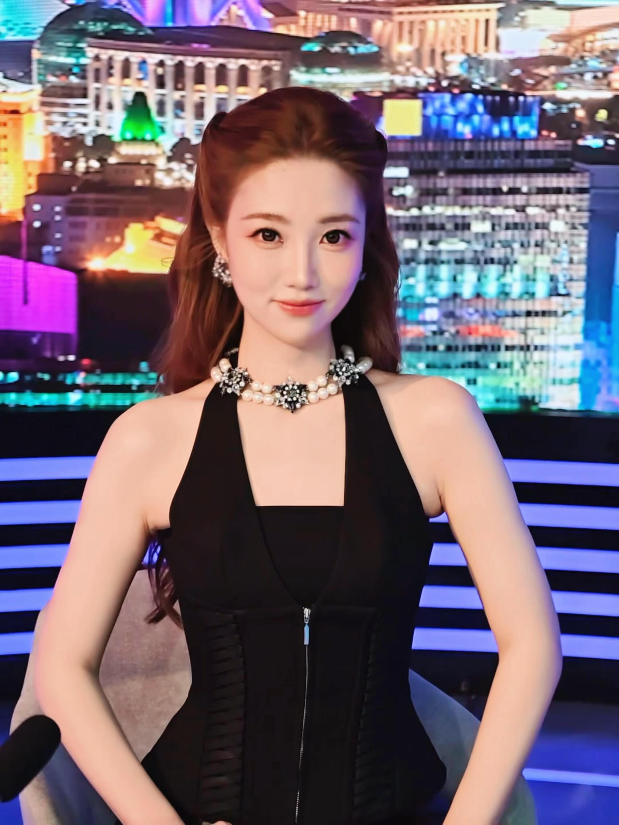 主持人张纯烨脚踩高跟，气质优雅高贵，真勾人心弦