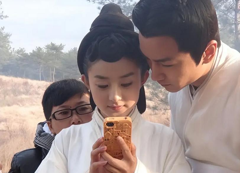 两人双双离婚后，官宣喜讯的赵丽颖和陈晓，联手给娱乐圈上了一课