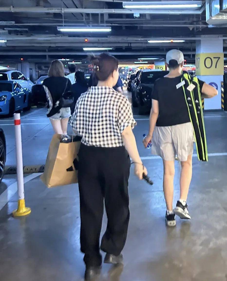 65岁宋丹丹在北京外出打球,自然素颜、身体还这么棒,令人羡慕