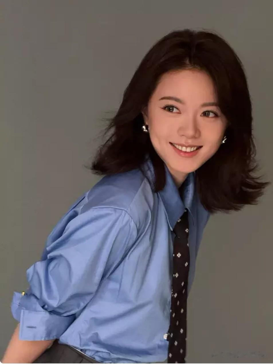 蓝衫百褶裙加身,赵今麦甜笑太迷人