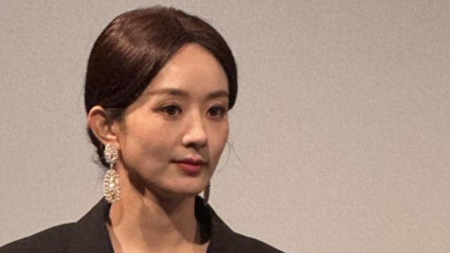 赵丽颖国外被偶遇，穿V领礼服凸显肋骨，身上哪有一点妈感