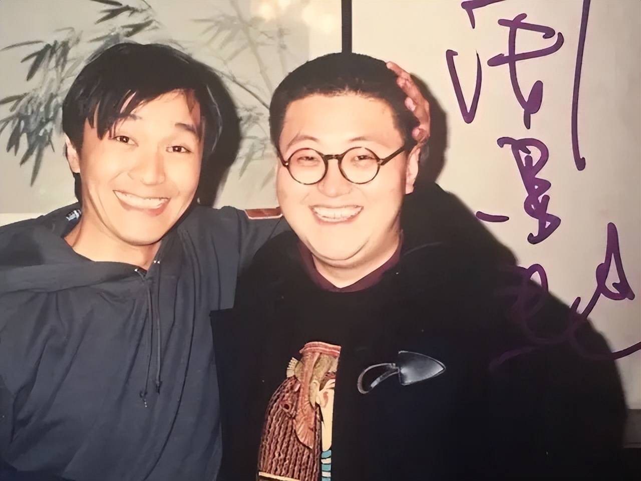 60岁知名港星近况曝光身形暴瘦，用拐杖弯腰走路被指像老翁