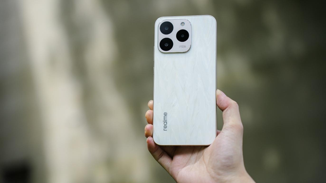 真我15T上手体验：小直屏里的“大越级”，千元档的超能新标杆！