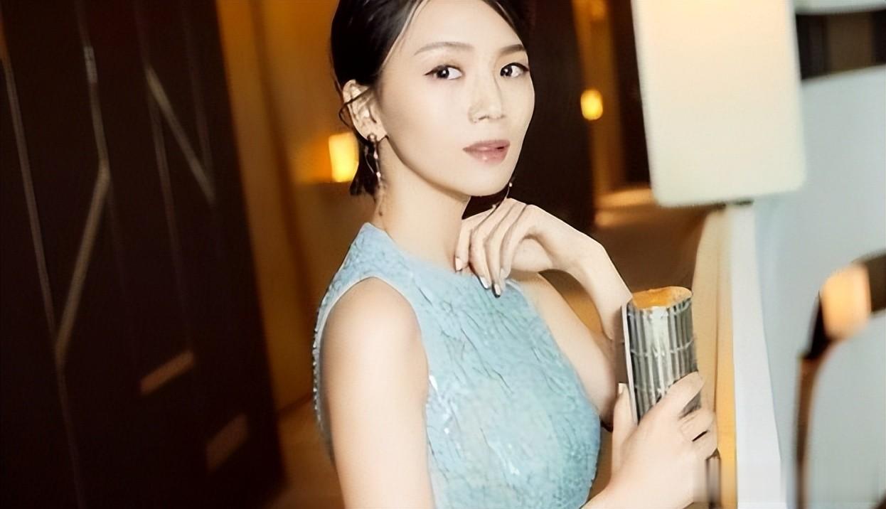 陈思诚爱她，王凯陪伴着她，41岁的她活成了人人羡慕的大女主！