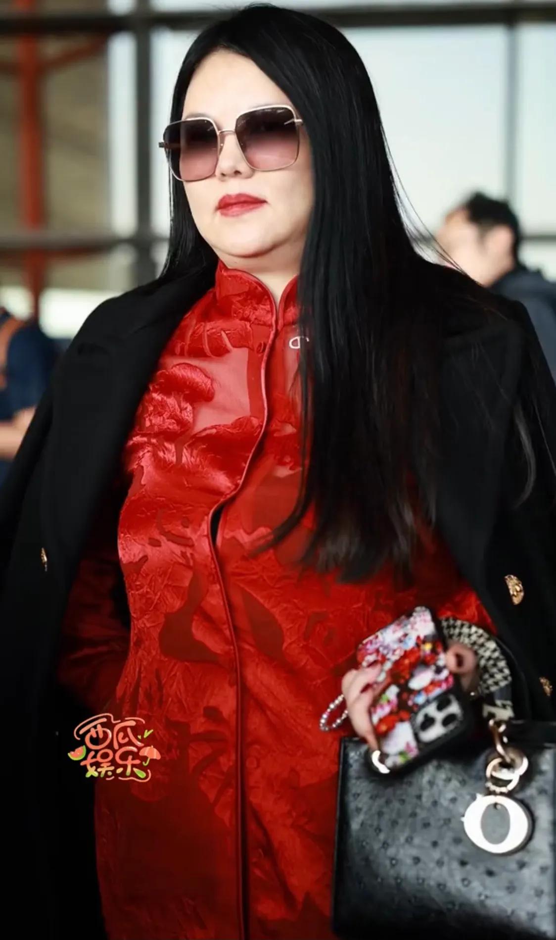 李湘穿红色新中式像180斤,大衣穿不上只能披着,王岳伦反倒瘦了