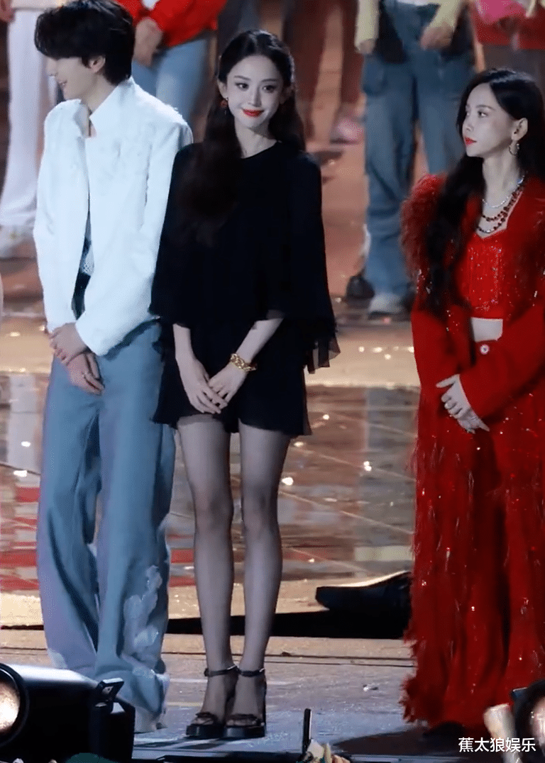 娜扎全身素雅，但那张权威脸依旧亮眼，气质锋利无人能挡