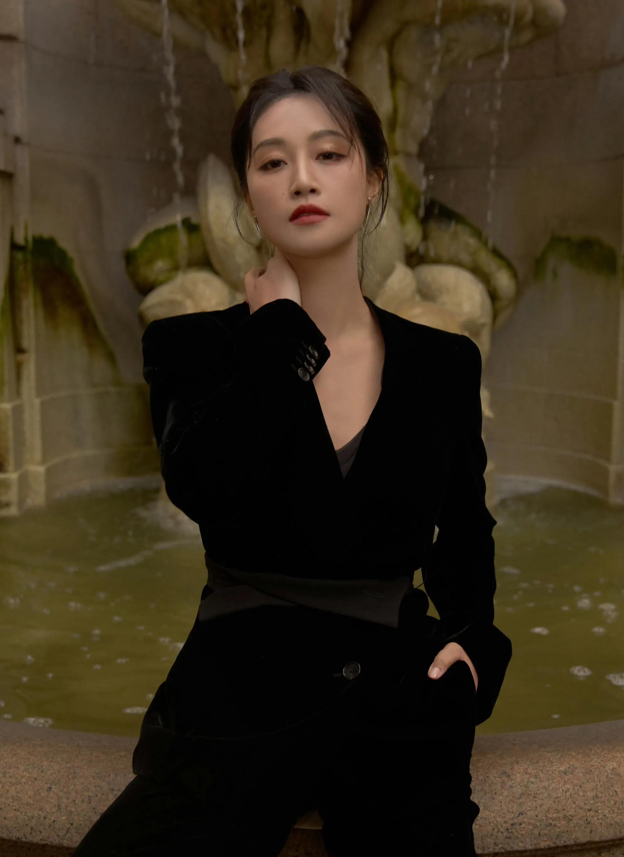 蓝盈莹米兰时装周写真美图