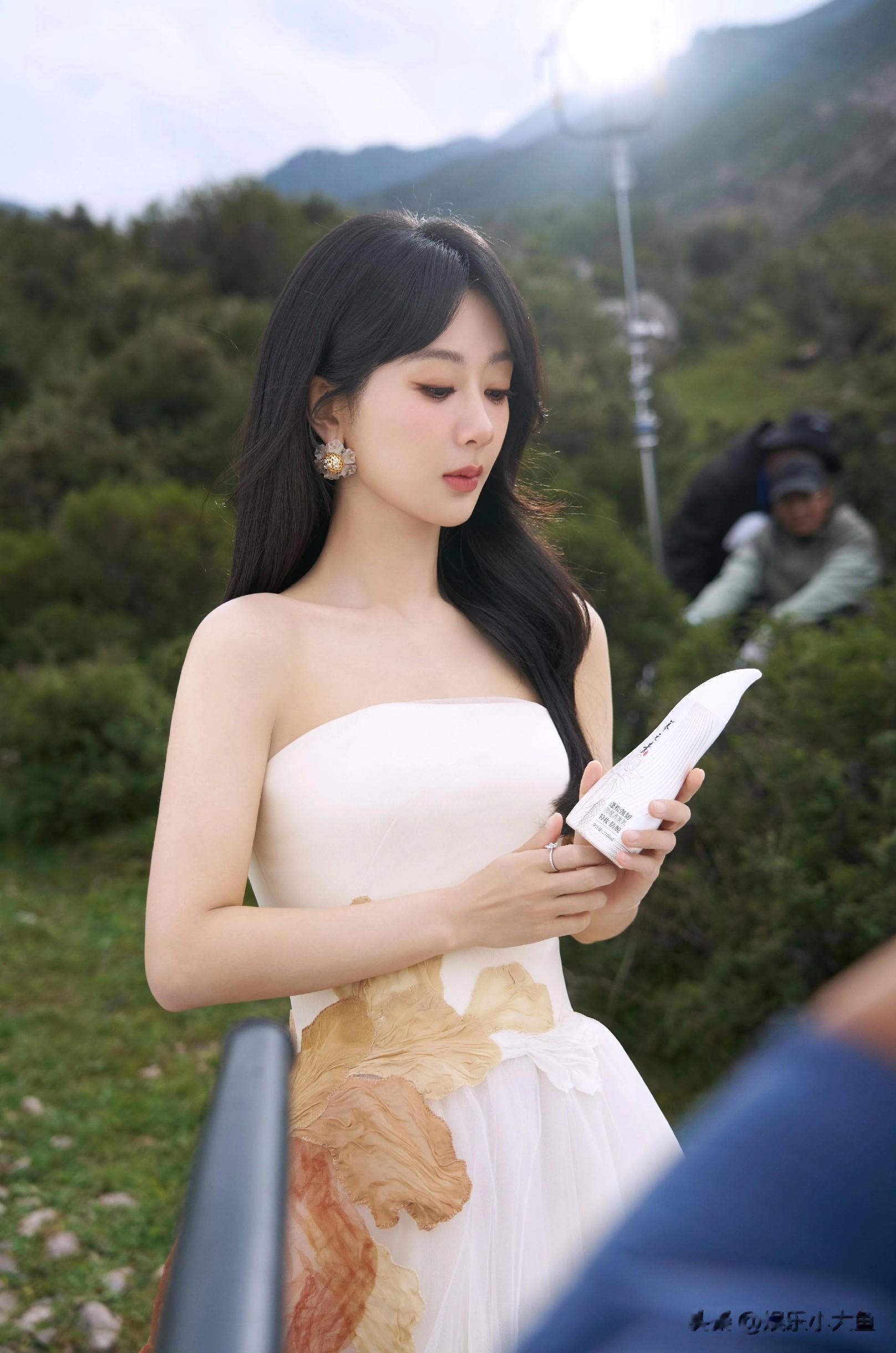 杨紫今日广告花絮，一袭落叶黄水墨欧根纱裙，浪漫又优雅！