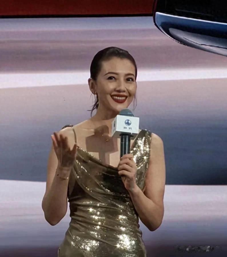 45岁的高圆圆穿紧身的鎏金裙,小肚腩突出,法令纹明显岁月敢很重