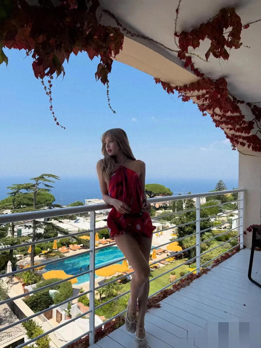 Lisa欧洲度假晒多张自拍,把LV旗下品牌穿了个遍,身材火辣又吸睛