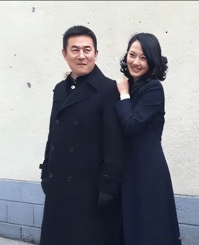 原来李洪涛的妻子是她，夫妻低调恩爱34年，两个小嗜好让妻子烦恼