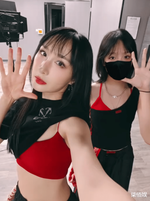 雷佳音清迈度假，妈妈妻女都很会穿，就他穿拖鞋盘着核桃没明星样