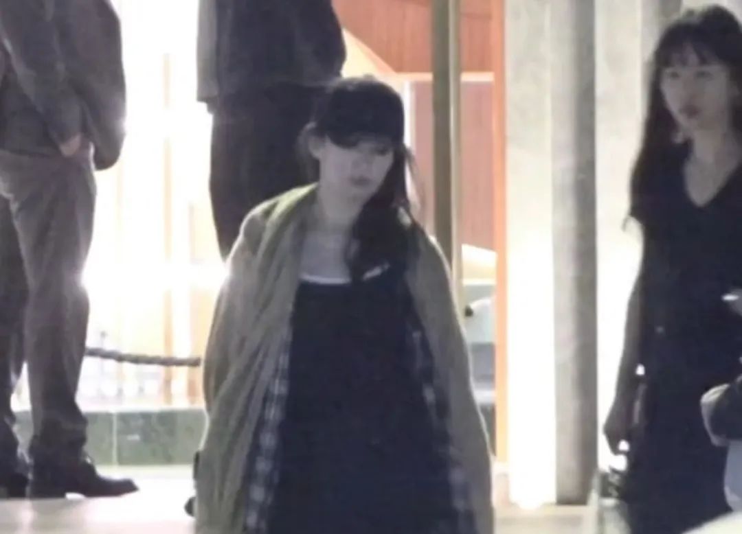 刘亦菲与好友火锅聚餐画面曝光 很多人都被下台阶步伐硬控了