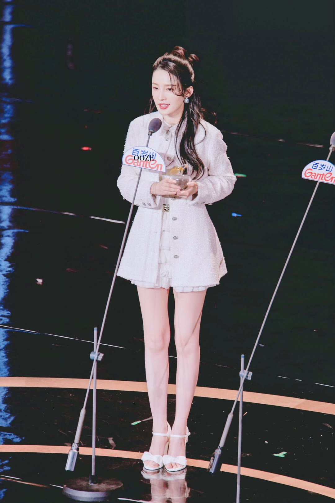 李沁穿红西装裙站街头，明艳得挪不开眼