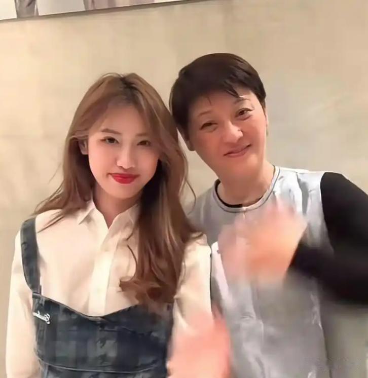 演都不演！徐帆回应离婚传闻后，冯小刚一个举动撕下她的“体面”