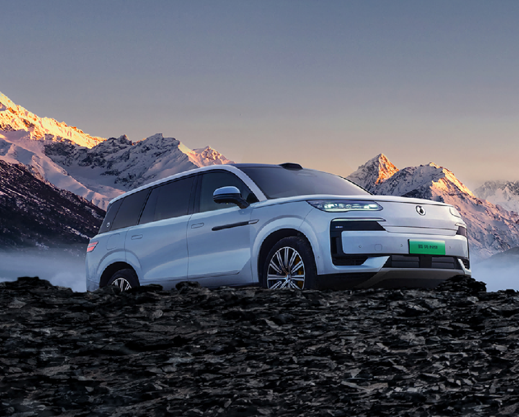 比亚迪新旗舰SUV，时速180KM爆胎不失控，加速3.9秒，油耗6.3L