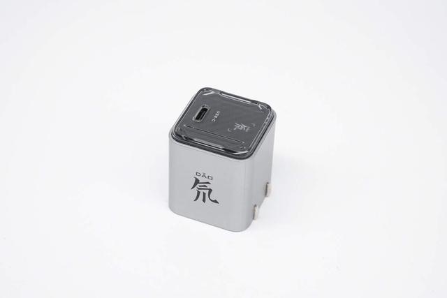 便攜與性能兼備，紅魔氘鋒能量塊mini35W充電器評測