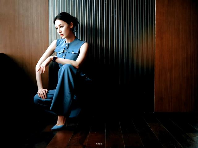 迪丽热巴，蓝色气质套装，塑造白领丽人的优雅干练魅力