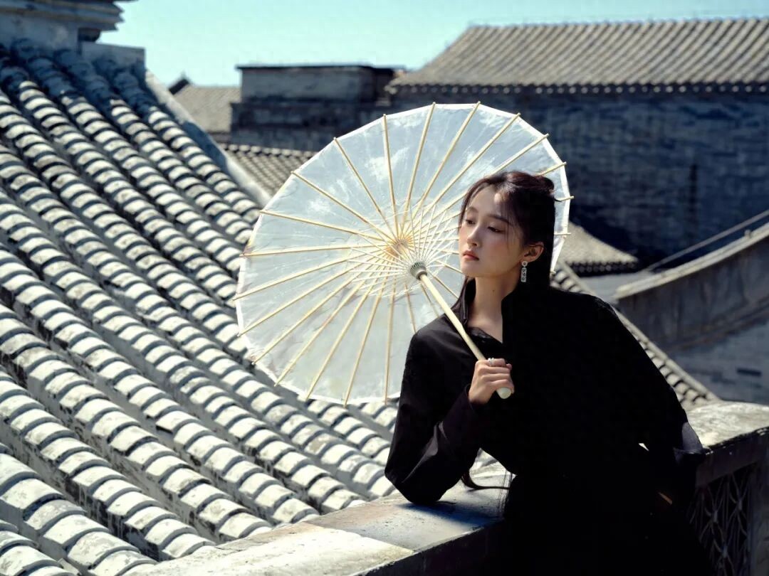 关晓彤执一把伞，与光同尘