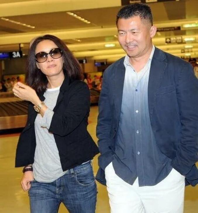 丈夫出轨风波真相大白3个月，58岁那英高调官宣喜讯，王菲没说错