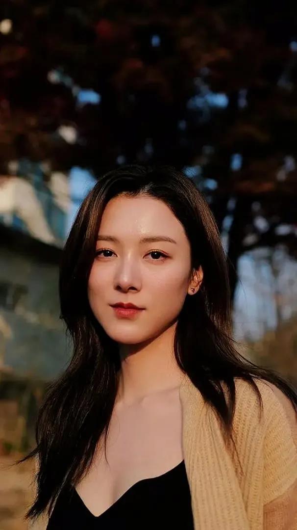 32岁王敏奕惊艳造型，肉感身材被夸人间水蜜桃