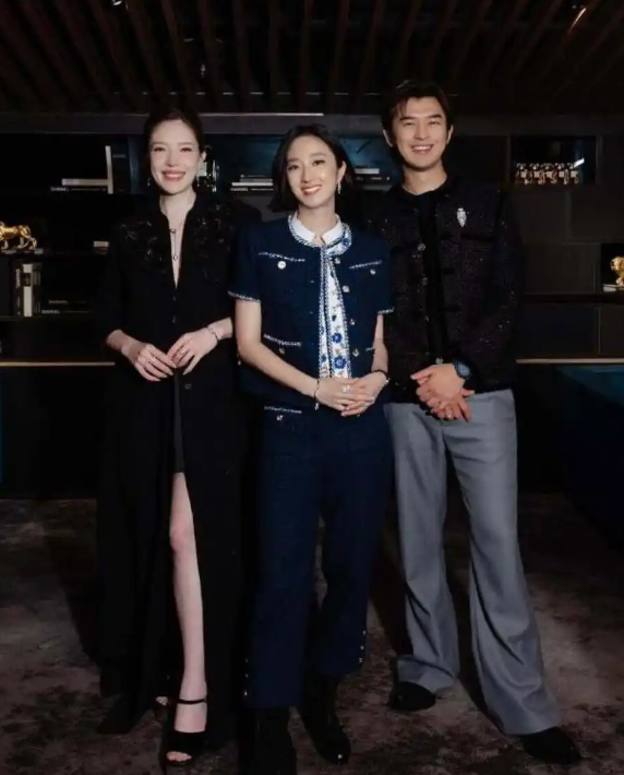 41岁许玮甯怀孕4个月后首露面，一身宽松黑裙小腹平坦无孕味，邱泽太有福气