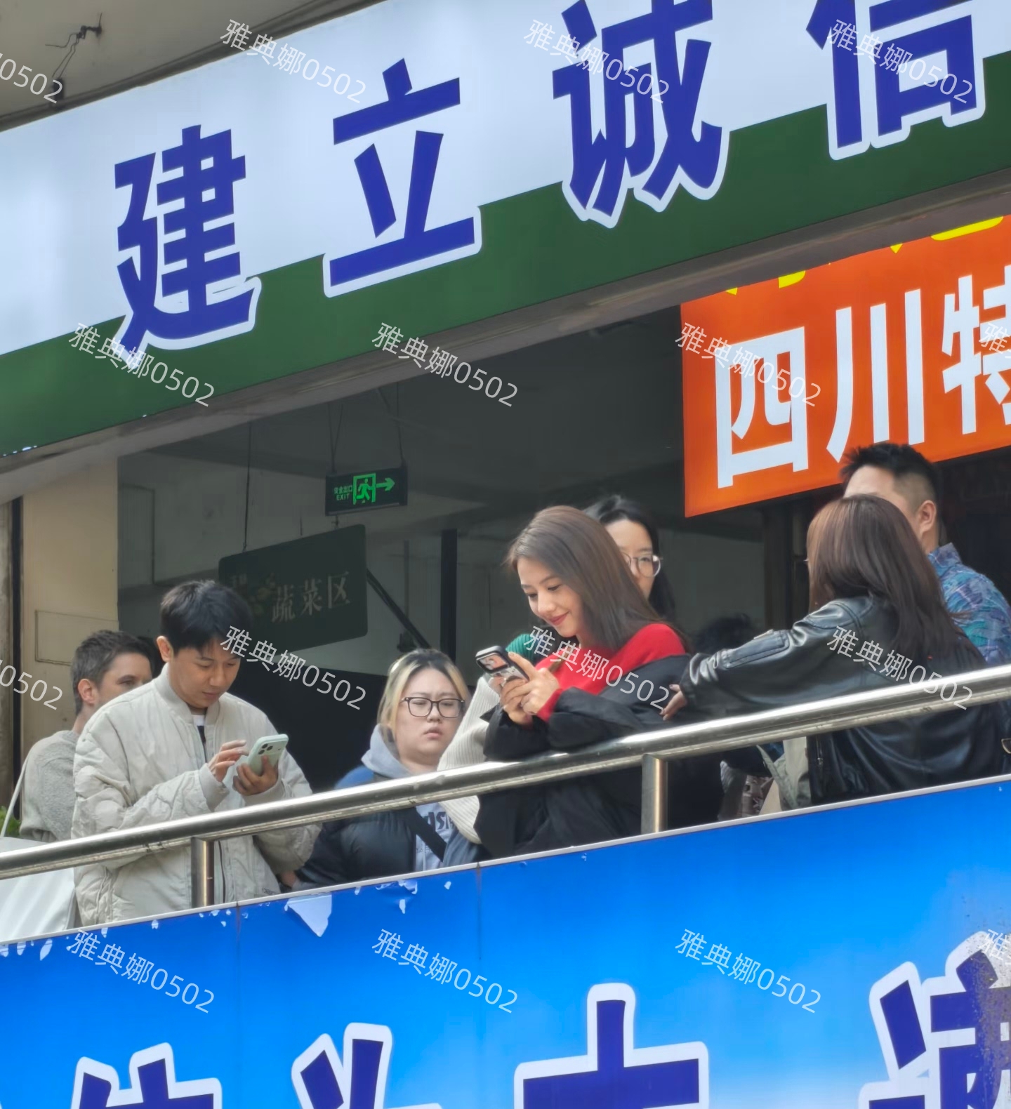 成都玉林菜市偶遇高圆圆，穿了件大红毛衣的她，年轻漂亮明艳动人