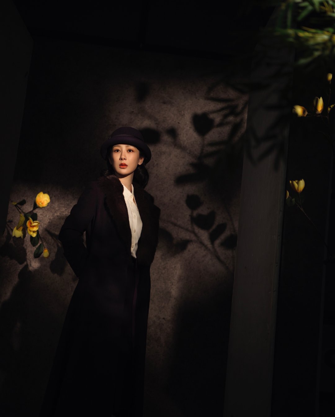 杨紫新剧玉兰花开君再来海口开机，造型复古眼神坚定演技令人期待