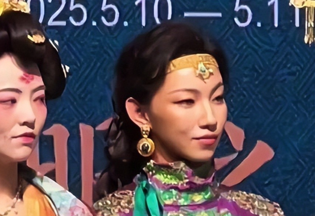 一张大驴脸,皮肤黑的透亮,却要演“倾国倾城”,郝蕾的话说对了