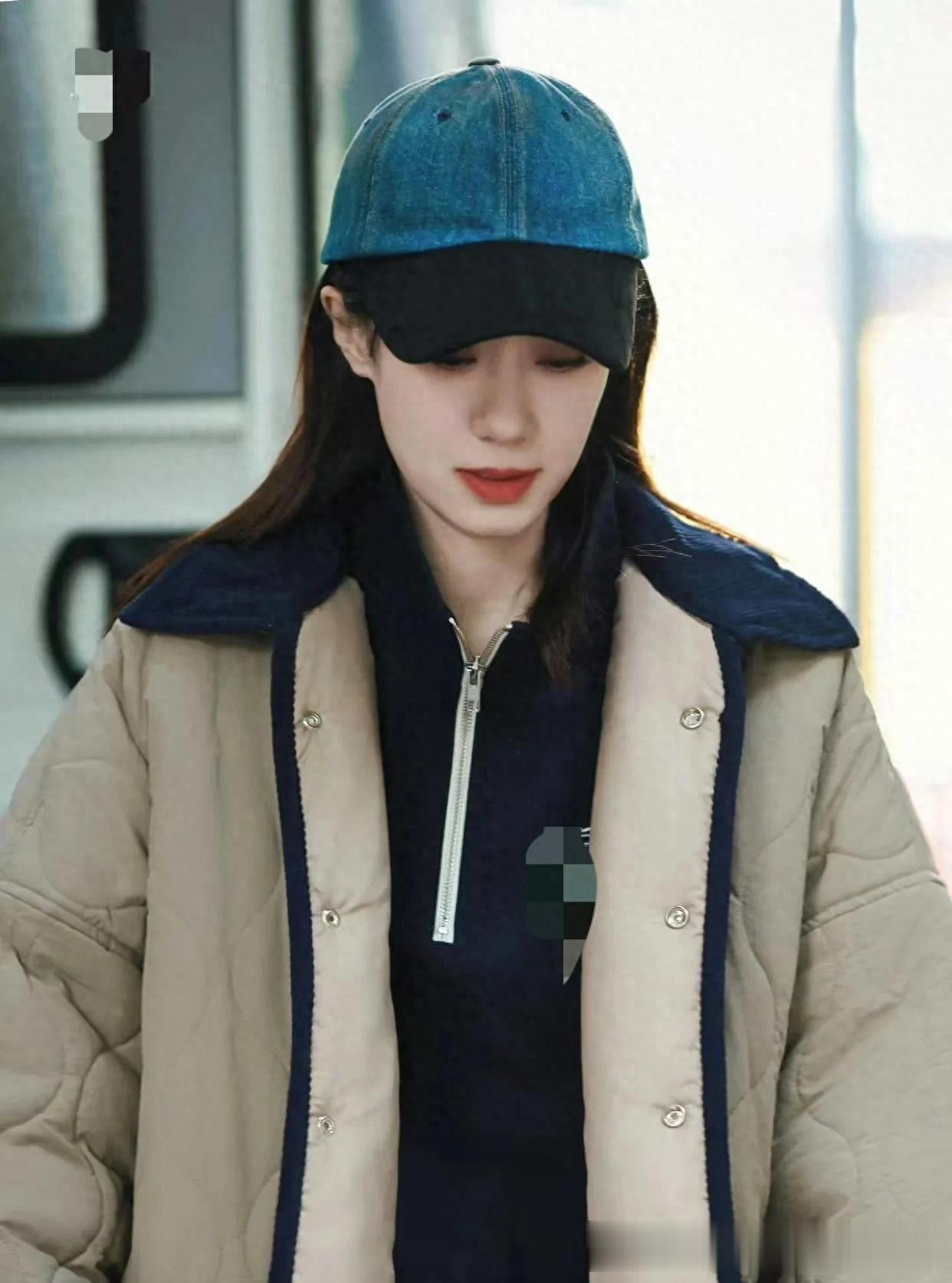 张小斐私服造型真年轻！翻领外套+半拉链卫衣+棕色长裤 时髦又减龄