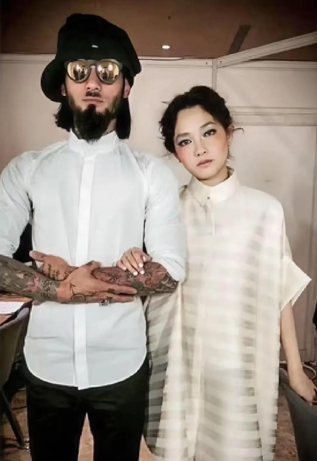 范晓萱近照引热议：白发造型亮相，身材变化大