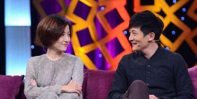 郭京飞地位起来了！可以和姐夫一起逛街了，俩人的打扮还挺时髦