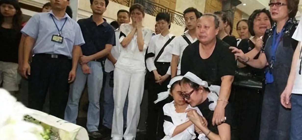 老照片：19年前，康祈宗葬礼现场，妻女泣不成声，康家人哭作一团