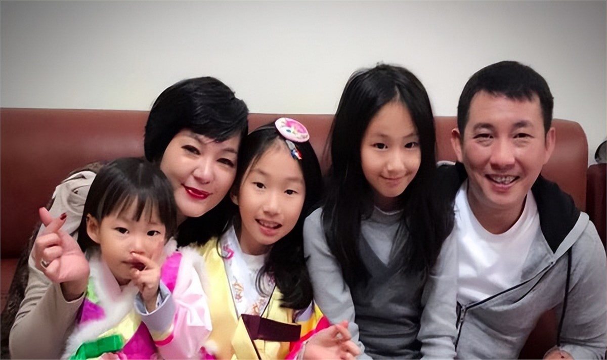 57岁屈中恒和Vicky租房住，4个女儿挤一屋，夫妻开便当店赚生活费